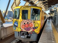 高知駅8:01発の「南風６号」です。
土讃線きいろいアンパンマン列車が充当されています。