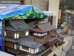 道後温泉本館を上から眺めます。