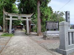 駅近くの神社にも立ち寄りました。