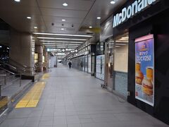 5:18
おはようございまーす(ｏ´∀｀ｏ)ﾉ
こちら朝の5時過ぎです。
京都駅八条口はまだとっても静か