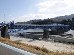 【岩出頭首工】
1956年(昭和31年)竣工。

三菱日本重工業製の橋が綺麗なアーチを描いています。