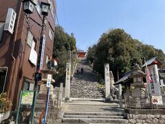 道後温泉の街を散策。道後の街はコンパクトで、5~10分歩けば行きたい所に行けてしまいます。
まず訪れたのは伊佐爾波神社。
9世紀頃創建された古い神社。
135段の階段を登ると…