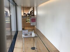 美術館を利用しないと入れない、東京青山にある人気のパン屋「パンとエスプレッソと」のカフェです。