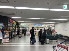 朝6時半過ぎ空港着
すごい人でびっくり。早朝発たくさんあるんだ。タリーズとか満員