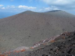 前掛山付近から浅間山山頂方面。少しだけ噴煙が上がっている。