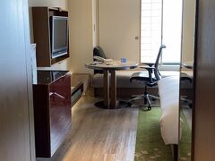 地下街で迷いつつヒルトン大阪へ到着。
いちばんお安いダブルルームからアップグレードしていただき、34階のエグゼクティブキングルームでした。