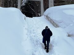 「森の謌」から歩くこと5分ほどで、「定山渓神社」に到着。

今年はコロナ禍のせいで、行事なども中止になっているせいか、除雪もできていないのかな。
いえいえ、多分除雪はされていると思いますよ。
ただ、数日前の大雪の後の除雪が追いついていないのだと思います。

