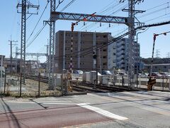 西鉄天神大牟田線の踏切を渡ります。
左奥には西鉄筑紫駅があります。