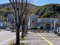 原田駅の脇を通り過ぎます。