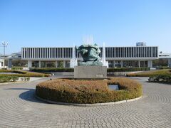 「嵐の中の母子像」と「広島平和記念資料館」