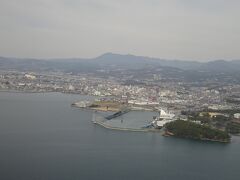 長崎が見えてきました。
雲で霞んでいるけれど、天気予報によると滞在中に雨は降らなさそう。