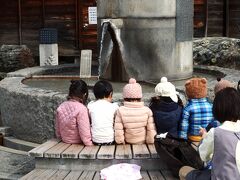 駅前広場の足湯に仲良く並んでつかる保育園児たち。あまりの可愛さにシャッターを押してしまった