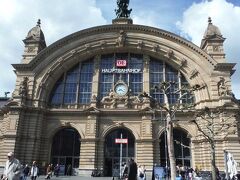 駅の正面。良く見たら時計が合ってない・・・。この時10：20くらいですよ。

ちなみに、駅で時間があったので、ちょっと薬を買うのに「ファーマシーPharmacy」と聞いても売店の人は分からなかったので、「アポテーケApotheke =薬局のドイツ語」と言ったら、地下にある（Down！）と教えてくれました。案外英語が通じないことがあります。