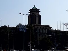 駅名のとおり、すぐ近くに「名古屋市役所」がありました。

ここに、金メダルかじり虫が生息してるのか～。。