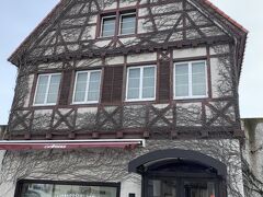 こちらが本社工場で、ハムソーセージも販売しているそうです。
いかにもドイツの建築っぽいです。
洋館の多い、函館の町にあいます。