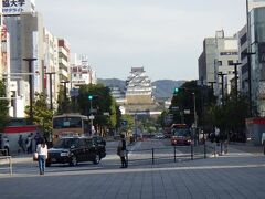 姫路城
JR姫路駅前から望む。
主要駅から城がこうして望めるのは珍しい。
というか、全国でここだけかも。