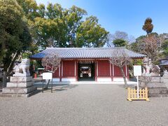 門をくぐった先にあるのが国宝建築物の拝殿です。鎌倉時代前期の建築で、現存する拝殿建築のなかでは最も古いものの１つ。