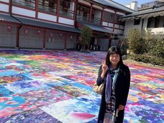 続いてやってきたのは「道後温泉別館 飛鳥乃湯泉」

写真家の蜷川実花さんの鮮やかな花や植物の作品が中庭一面に広がっていて、映えスポットになっているの♪
旅行の直前、朝の情報番組ZIPで紹介されていたのよね！！

この時期、道後温泉本館が保存修復期間中で、道後温泉の活計化に向けた取り組み「みんなの道後温泉　活性化プロジェクト」の一環として、道後温泉本館周辺でアート作品が展示されているんだそう。