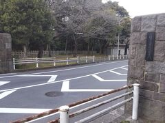 元「横浜海軍航空隊隊門」の控え目な表札のある古そうな門柱が、この地のかつての姿を想像させる。
現在は横浜市が整備している富岡八幡公園の北側からつながる富岡総合公園の一部であるこの桜並木通りは花見スポットとして知られている。