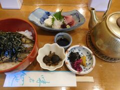 貴船神社本宮の近くにある食事処「鳥居茶屋」にて、
鮎茶漬けを頂きました。