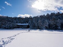 白駒荘に到着して凍結した池の上を歩く、トレースはほぼあったものの新雪の歩きには思いのほか時間がかかり、ここまで5時間も要した。