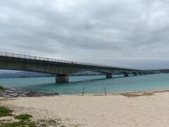 沖縄北部の古宇利島に架かる古宇利大橋です。沖縄の海岸となると橋を見上げる場所に案内されることが多いです。確かに写真映えはします。