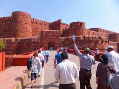 アグラ城(Agra Fort)

デリーからアグラへの遷都に伴い、ムガール帝国の皇帝アクバルが1573年に彼の居城として完成させた城です。
