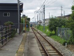 単線で、次に来た加古川方面の列車に運転士と話したサイクリストは自転車ごと乗り込みました。