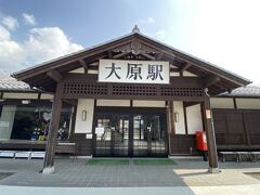 駅舎正面。こちらの駅も立派。