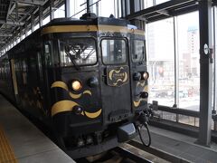 　隣のホームに停車している泊行きに乗り換えます。
　とやま絵巻です。