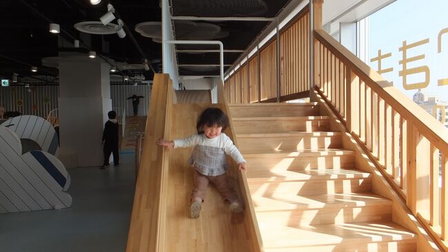 登った後は、滑り台でシュ～ッと。