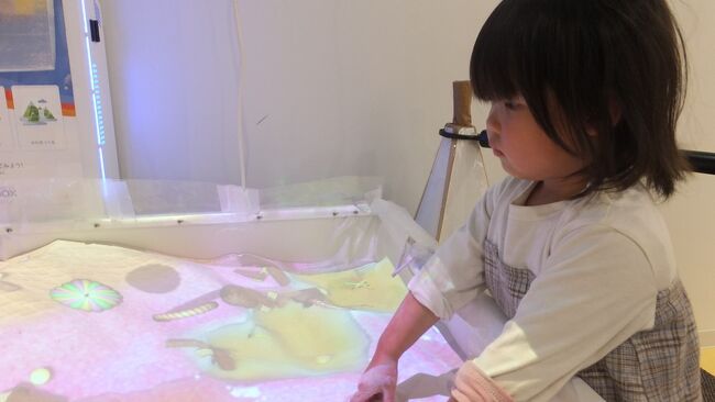 こちらは、手が汚れない特殊な砂場。