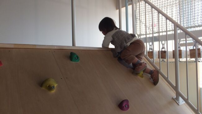 これは子供用で斜めになっていて登りやすいけれど、2Fには本格的なボルダリングがあります。