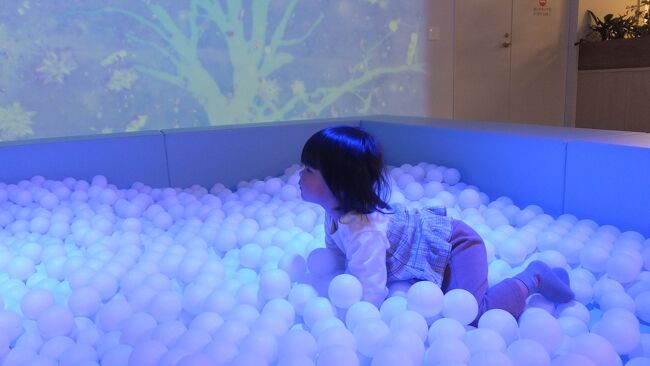 4Fのニコニコひろばへ。未就学児が安心して遊べるゾーンです。<br /><br />まずは、孫が大好きなボールプール