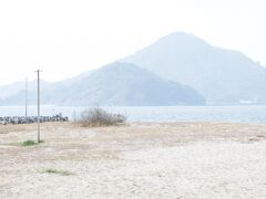 踏切を渡った先にあったのはキレイな砂浜と興居島