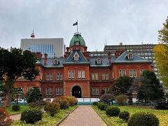 札幌についてホテルに荷物を預けてすぐにおでかけ。

真っ先に向かったのは北海道庁旧本庁舎、通称赤れんが庁舎。
遠くからでもとってもきれいです。