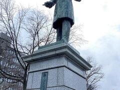 同じく大通公園にあるホーレスケプロン像です。

アメリカの軍人さんだったようですが日本に来て北海道の開拓に関わったそうですね。
