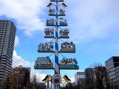 大通公園にちょっと民族的なものがあるなあ～と。
マイバウムというそうです。
姉妹都市であるミュンヘンから寄贈されたようですね。