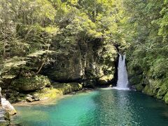 ようやく目的地であるにこ淵へ
にこ淵は、水神の化身とされる大蛇が棲む所とされ、地元の方は近寄らない神聖な場所ということが看板に書かれていました。
なかなか急な階段を降りていくため、着く頃には体力の消耗がすごかったです。普段運動していないことを悔やみました。
到着するとエメラルドグリーンの水が広がっておりとても綺麗でした。仁淀ブルーというそうです。
そういえば、ここに到着するまでの車で走っていた道の横を流れていた仁淀川がすでにエメラルドグリーンでした。
