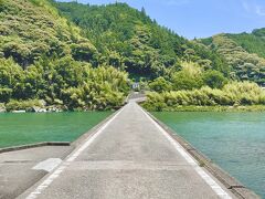 綺麗な景色を惜しみつつ、にこ淵を後にし、帰路の途中にある名越屋沈下橋に行きました。
高知にはたくさん沈下橋がありますが、高知市に戻る途中にあるのは、ここの沈下橋だけだそうです。
橋を車で渡ってみたかったのですが、前から車が来たらどうしようという思いと橋の幅を見て断念しました。
この後、先ほどの道の駅で、手漉きをした和紙をいただき、次の目的地である桂浜へ向かいました。