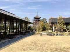 【 BENOIT kyoto / Afternoon Tea 】
https://www.benoit-kyoto.com/

左側の平屋の建物がブノワ京都，右側はザ・ホテル青龍 京都清水のゲストラウンジ。