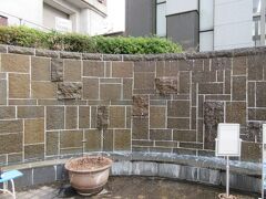 日本橋滝の広場

船着き場の広場に滝も流れていて、ビル群の中のオアシスのような雰囲気。穏やかな気持ちで船の出船を待てます。