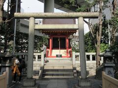 兜（かぶと）神社

明治11年（1878年）に東京株式取引所の設立に伴って、商業の神『倉稲魂命（うかのみたまのみこと）』を祀った神社を造営。
日証館に並んでいます。