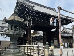 １１：００チェックアウト。
さて、京都市内を散策です。
すぐ近くに西本願寺があるので、ちょっと通り抜けていきます。