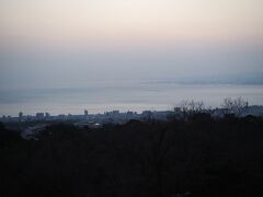 日の出直前の部屋の窓から見た別府の風景です。
九州は、関東より日の出が遅いですね。
それにしても別府湾は綺麗ですね。
