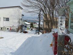 日和坂

雪で埋もれて分かりずらいですが、坂道沿いには「日下部家住宅」や「旧相馬邸」などレトロな建物が多く、坂をのぼりきった先には、1135年にはじまったとされる、北海道最古の由緒ある神社「船魂神社」があります。