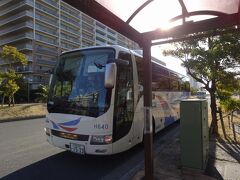 　京成バスの高速バスが現れました。通勤時間帯を中心に、都心へ向かう便が運行されているのです。
　東京駅までICカードで680円。バス＋電車乗り継ぎの455円と、大差はありません。療育手帳Ｂ種の介助者割引も適用されます。
