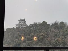 そしてお天気予報通りに、本当に雪が降ってきましたΣ(ﾟДﾟ)
人生初の雪見風呂です。露天でないけど、露天でなくてよかったと、個人的には思いました。