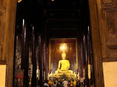 最後にワット・パンタオの本堂を覗き込み。

数は少ないですが、敬虔な信者がこんな時間でも仏像の前で祈りを捧げています。