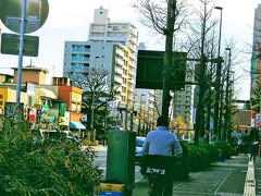 後ろを振り返ると志村一里塚の樹がみえます。
信号のあるあたり。
